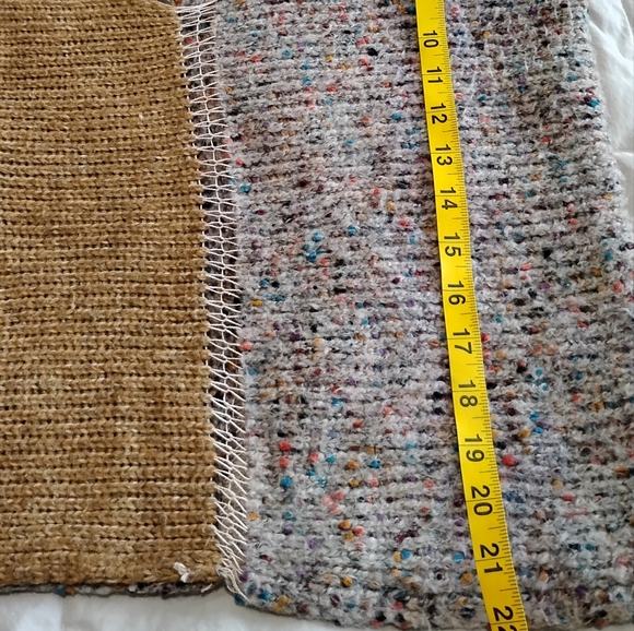 DEZIRED BEAUTY BOUTIQUE | Luxury Briaro Knit Color Block V-Neck Wool Top | Large - Picture 7 of 10